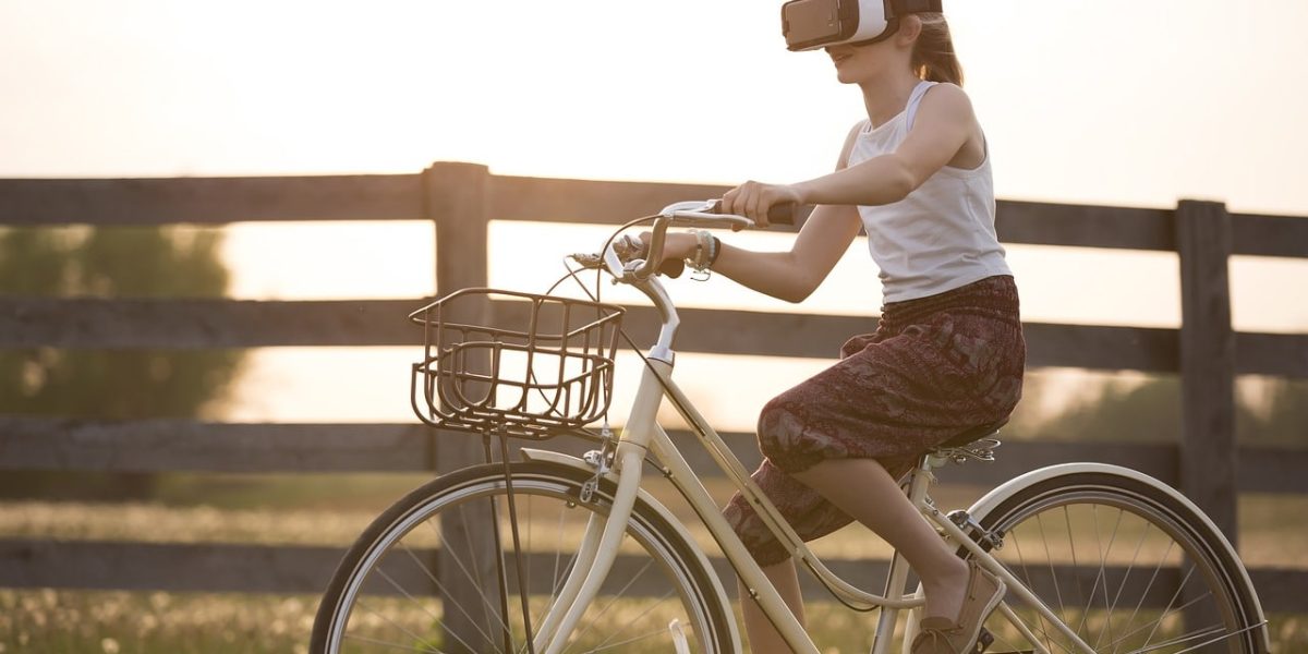 Cycliste avec un casque de réalité augmentée.